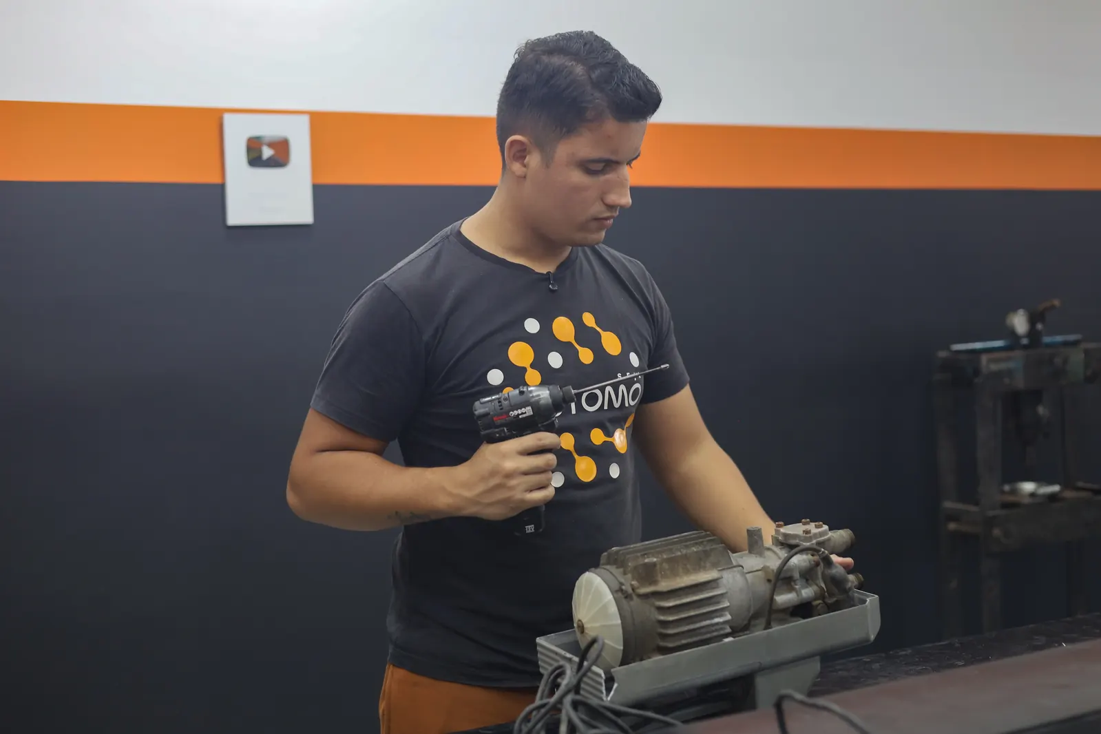 Técnico da Átomo Express na oficina