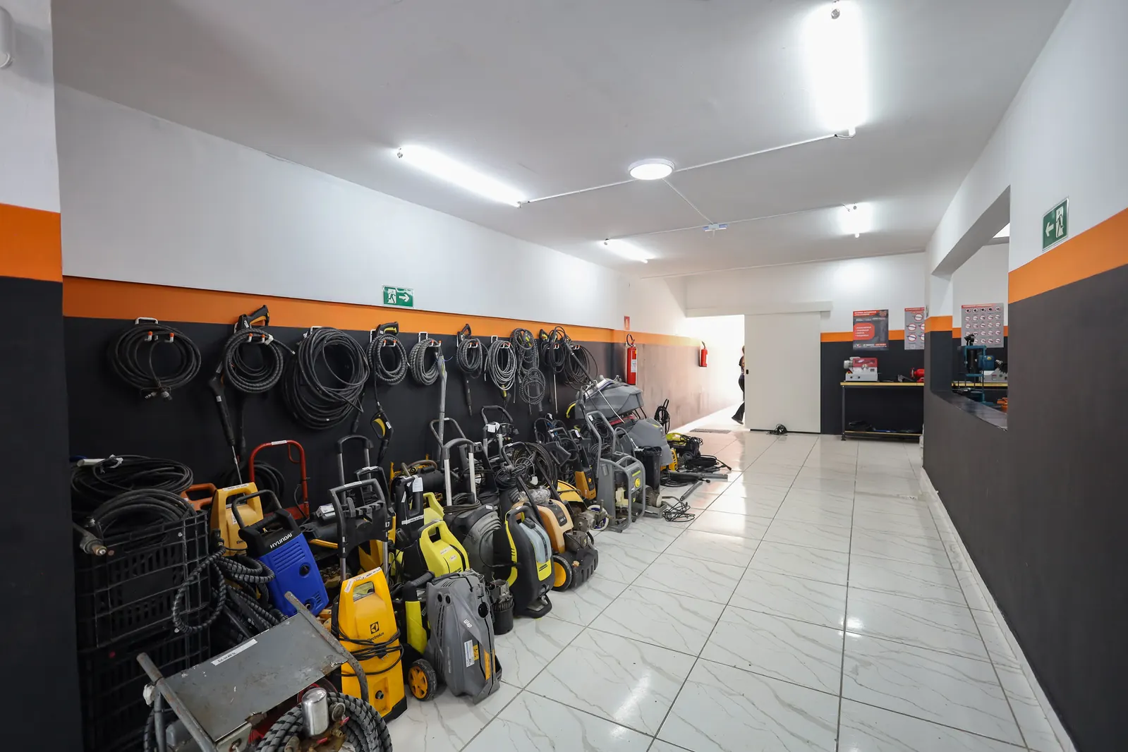 Equipe técnica da Átomo Express reparando peça